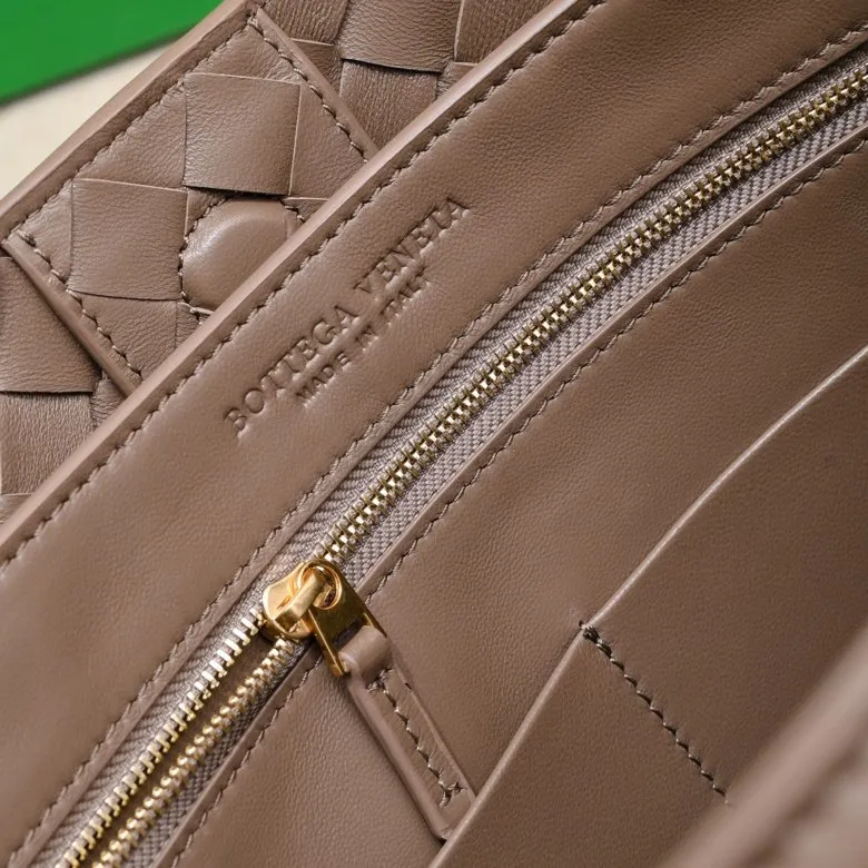 The 2023 new Andiamo batch of 2260 BV has been shipped‼ ️Really popular🔥The new Andiamo woven handbag launched by Bottega Veneta this season is really popular all over the world! ! Celebrities at home and abroad have worn it, and Oscar-winning actress Michelle Yeoh has taken it out on the street. Song Jia, Trai Yara, Yu Feihong, Sanji Ayaka, Rosie Hunting-Whiteley, Yoshioka Riho, etc. have all picked up this bag. It is classic and versatile, showing off its temperament, and the bag capacity is also large, which is very convenient for daily commuting! ! A variety of carrying methods, the shoulder straps can be adjusted by yourself, the original lambskin feels soft and delicate, and the unisex style breaks gender boundaries and brings a more practical and longer-lasting use experience. Andiamo, which has both elegant and casual styles, perfectly interprets the true appearance of "fashionable old money style". Style number: 8463 Size: 32*24*12